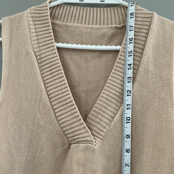 Knitted Oversized Vest - Picture 7 of 8